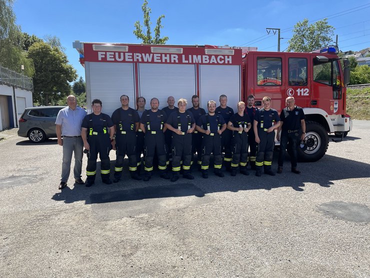 Das Bild zeigt von links nach rechts: Bürgermeister Thorsten Weber, stv. Kommandant Josef Bangert, Andy Schmidt, Michael Lamminger, Steffen Volk, Christoph Seite, Finn Strunze, Lars Wiedorfer, Jan Strunze, Sebastian Braach, Aaron Knecht, Johannes Christ(Elztal), Robin Schmitt, Kommandant Karl Wendel