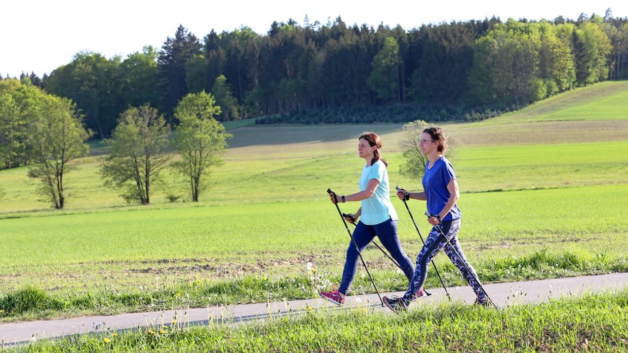 zwei Frauen beim Walking